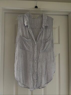 Bella Dahl Sleeveless Button-Down Top in Light Gray and White Print
